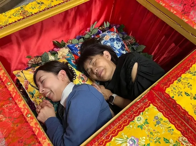 bizarno-japonci-meditiraat-vo-mrtovechki-kovchezi-za-odnovo-da-go-zasakaat-zhivotot-5.JPG