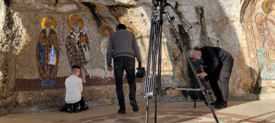 dokumentaren-film-snimen-na-sveti-vasilij-ostroshki-so-leon-i-negovata-majka-psiholog-i-avtor-amela-memish-apostolovska--povekje.jpg