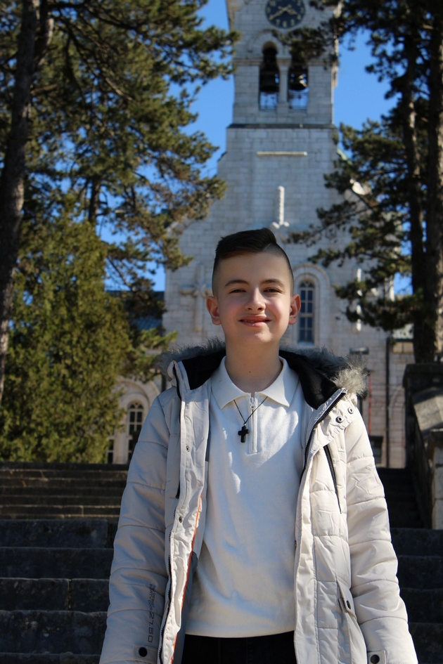 dokumentaren-film-snimen-na-sveti-vasilij-ostroshki-so-leon-i-negovata-majka-psiholog-i-avtor-amela-memish-apostolovska-08.JPG