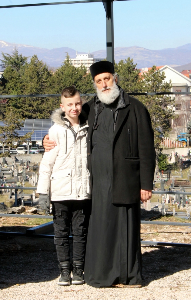 dokumentaren-film-snimen-na-sveti-vasilij-ostroshki-so-leon-i-negovata-majka-psiholog-i-avtor-amela-memish-apostolovska-09.JPG