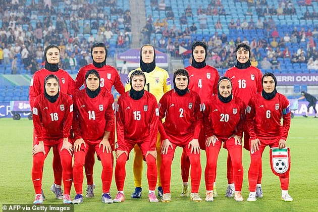 odbija-da-ja-peat-himnata-pred-natprevar-vo-avstralija-kakva-kazna-gi-ochekuva-fudbalerkite-od-iran-koga-kje-se-vratat-doma-03.JPG
