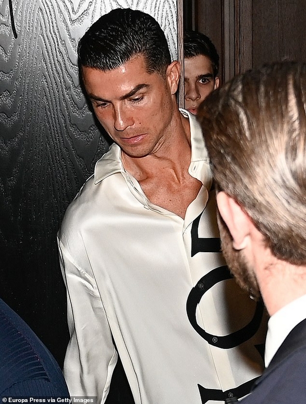 ronaldo-vo-madrid-a-dzhordzhina-na-revija-vo-rim-otkako-skrishno-izbegaa-od-vojnata-vo-saudiska-arabija-privaten-avion-10.JPG