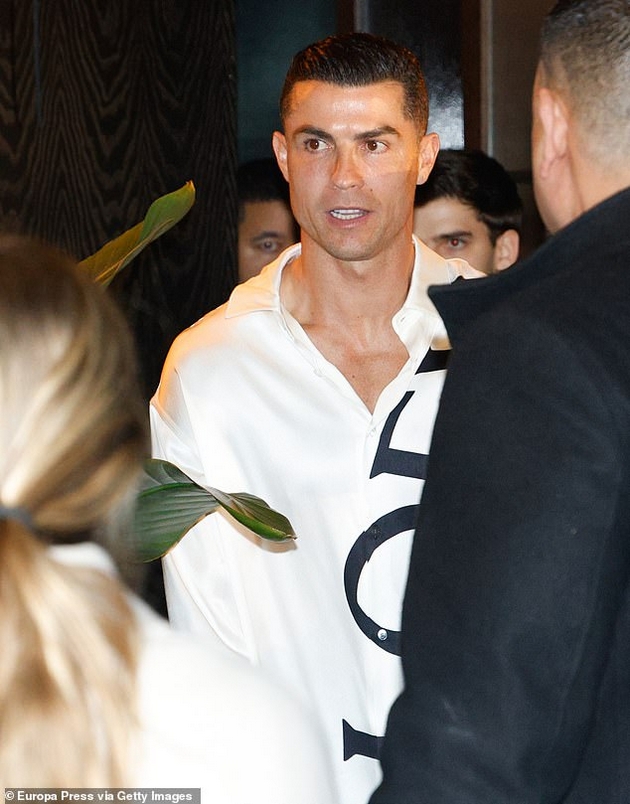 ronaldo-vo-madrid-a-dzhordzhina-na-revija-vo-rim-otkako-skrishno-izbegaa-od-vojnata-vo-saudiska-arabija-privaten-avion-7.JPG