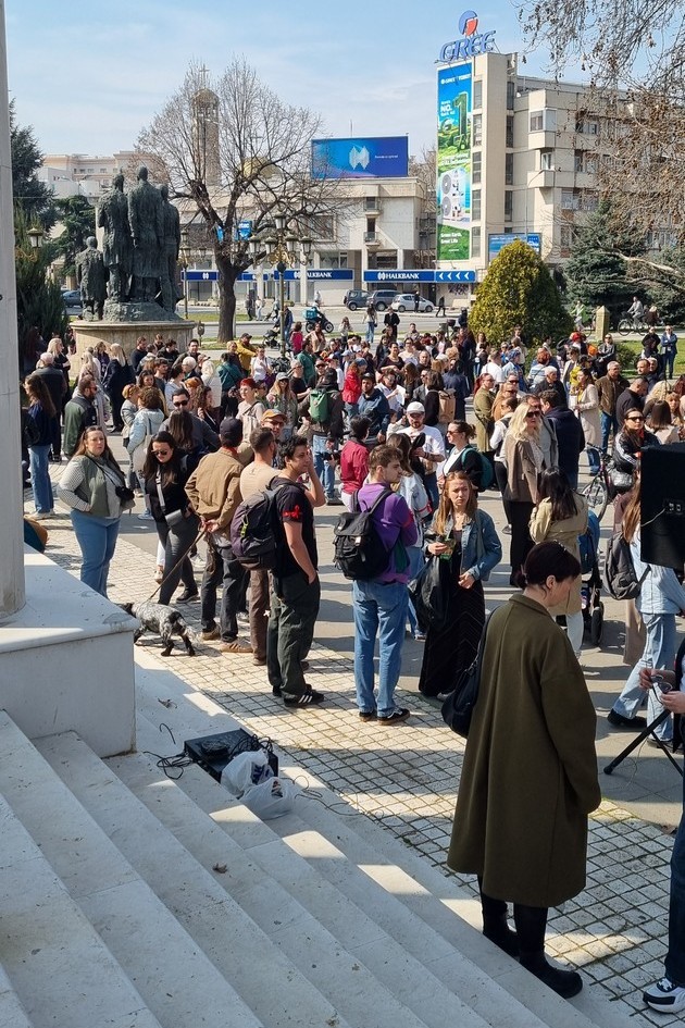 stotici-zheni-i-mazhi-na-deneshniot-marsh-po-povod-8-mart-vo-skopje-pod-sloganot-nema-da-ne-snema-foto-02.jpg