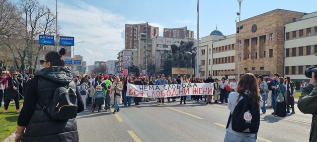stotici-zheni-i-mazhi-na-deneshniot-marsh-po-povod-8-mart-vo-skopje-pod-sloganot-nema-da-ne-snema-foto-14.jpg