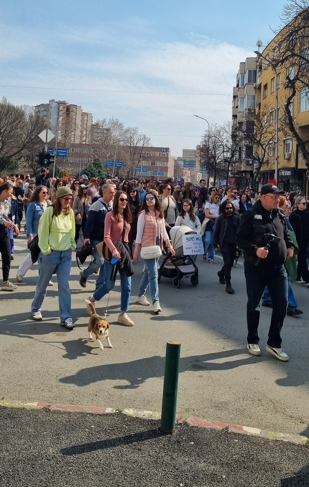 stotici-zheni-i-mazhi-na-deneshniot-marsh-po-povod-8-mart-vo-skopje-pod-sloganot-nema-da-ne-snema-foto-17.jpg