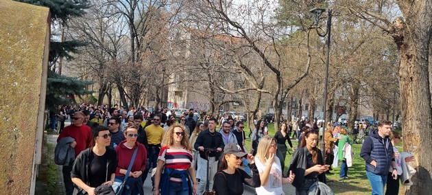 stotici-zheni-i-mazhi-na-deneshniot-marsh-po-povod-8-mart-vo-skopje-pod-sloganot-nema-da-ne-snema-foto-20_2.jpg
