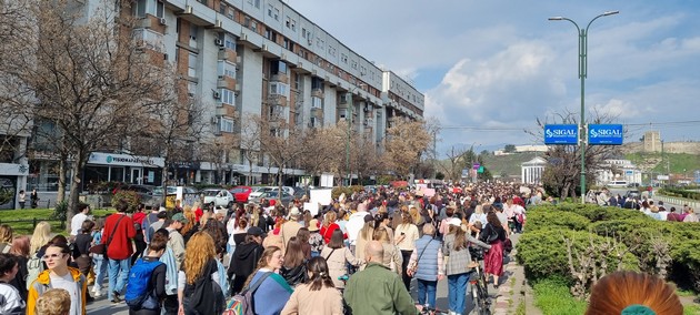stotici-zheni-i-mazhi-na-deneshniot-marsh-po-povod-8-mart-vo-skopje-pod-sloganot-nema-da-ne-snema-foto-24.jpg