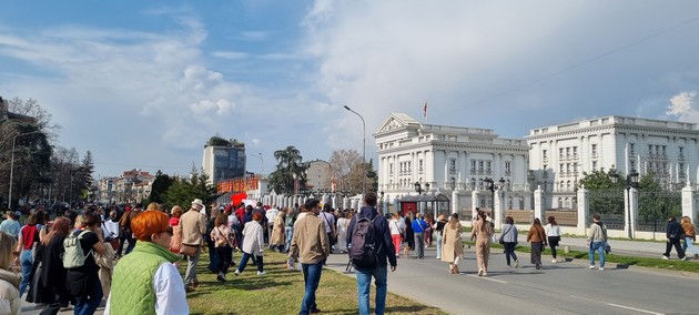 stotici-zheni-i-mazhi-na-deneshniot-marsh-po-povod-8-mart-vo-skopje-pod-sloganot-nema-da-ne-snema-foto-25_2.jpg
