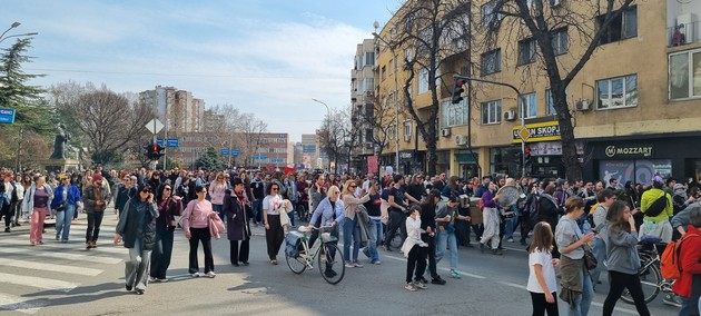 stotici-zheni-i-mazhi-na-deneshniot-marsh-po-povod-8-mart-vo-skopje-pod-sloganot-nema-da-ne-snema-foto-26.jpg