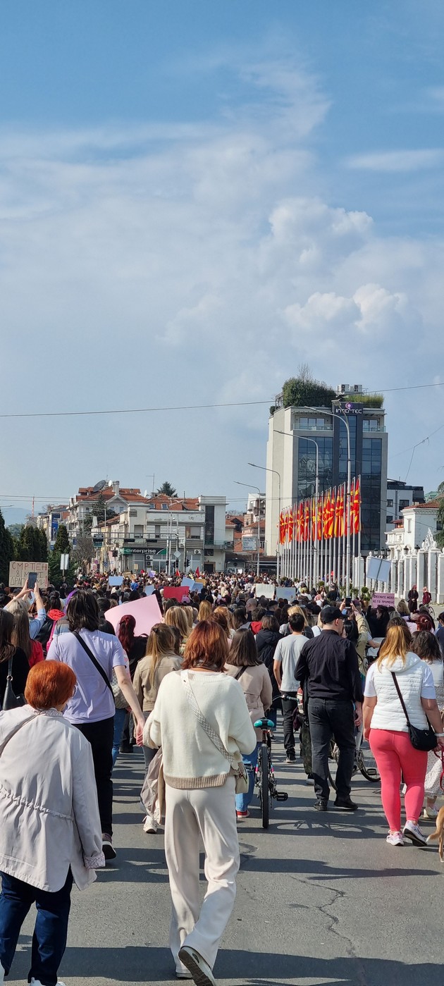 stotici-zheni-i-mazhi-na-deneshniot-marsh-po-povod-8-mart-vo-skopje-pod-sloganot-nema-da-ne-snema-foto-26_2.jpg