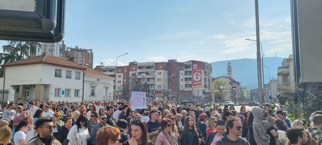 stotici-zheni-i-mazhi-na-deneshniot-marsh-po-povod-8-mart-vo-skopje-pod-sloganot-nema-da-ne-snema-foto-28.jpg