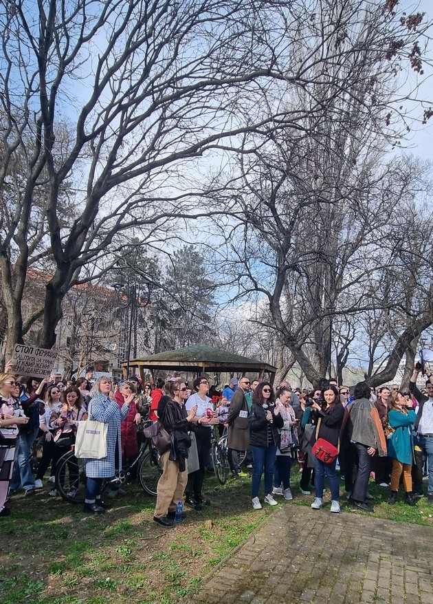 stotici-zheni-i-mazhi-na-deneshniot-marsh-po-povod-8-mart-vo-skopje-pod-sloganot-nema-da-ne-snema-foto-38.jpg