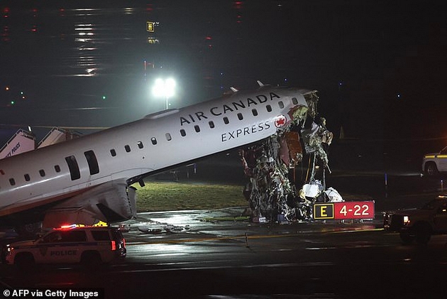 tragedija-na-aerodrom-vo-njujork-avion-se-sudril-so-vozilo-ima-i-zaginati-foto-video-04.JPG