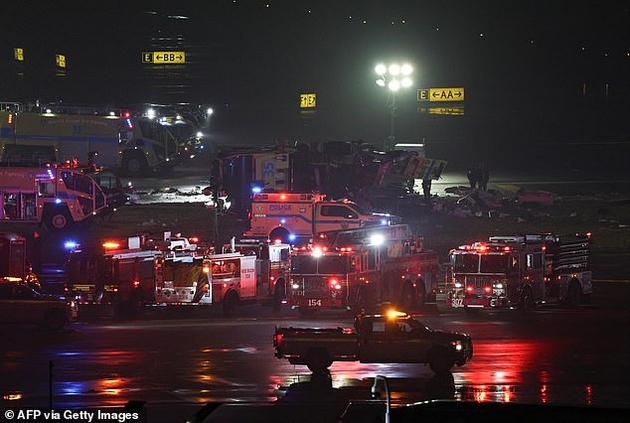 tragedija-na-aerodrom-vo-njujork-avion-se-sudril-so-vozilo-ima-i-zaginati-foto-video-05.JPG