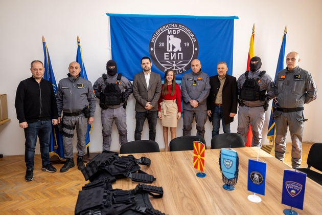zaedno-za-bezbednost-mozzart-donira-taktichki-eleci-na-interventnata-edinica-01.JPG
