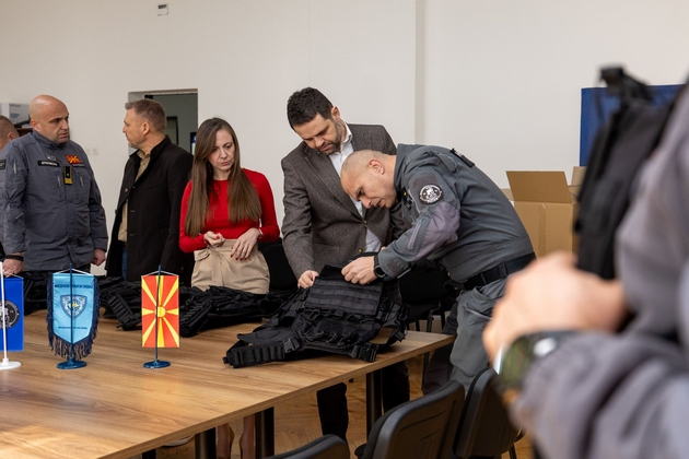 zaedno-za-bezbednost-mozzart-donira-taktichki-eleci-na-interventnata-edinica-04.JPG