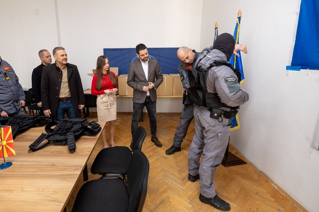 zaedno-za-bezbednost-mozzart-donira-taktichki-eleci-na-interventnata-edinica-05.JPG