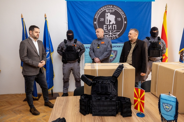 zaedno-za-bezbednost-mozzart-donira-taktichki-eleci-na-interventnata-edinica-06.JPG