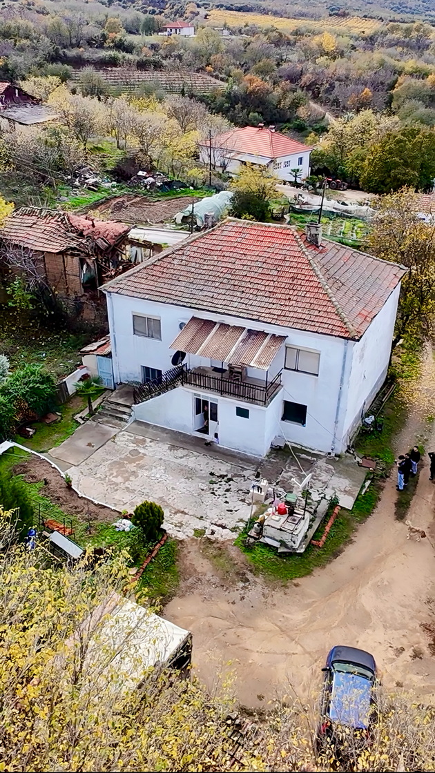 aleksandar-dinev-ja-pokazha-kukjata-vo-s-balinci-kade-izrasnal-nemavme-toalet-vnatre-mnogu-sakav-svoja-detska-02_copy.jpg