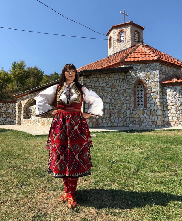 aneta-ljumakovska-za-stilot-i-ubavinata-slabost-mi-se-chanti-sekoja-vecher-temelno-go-chistam-liceto-07.jpeg