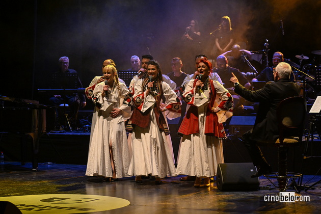 emilija-micevska-so-golo-trudnichko-stomache-rubens-muratovski-peeshe-so-sinovite-kako-si-pominav-na-glumcite-peat-2026-506.JPG