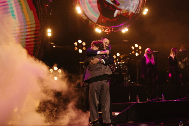 jakov-jozinovikj-go-krena-belgrad-na-noze-i-podari-roza-na-prijovikj-cela-srpska-estrada-mu-dojde-na-koncert-03.jpg