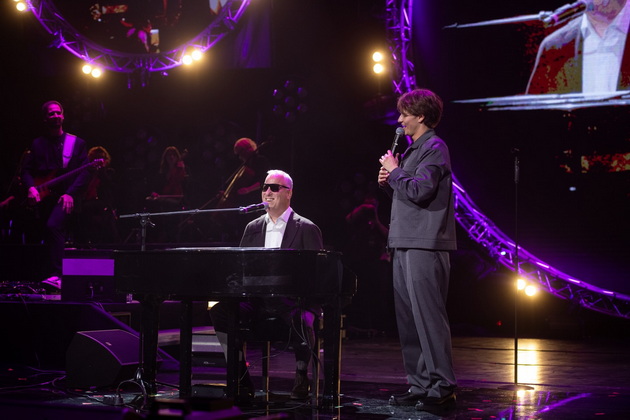 jakov-jozinovikj-go-krena-belgrad-na-noze-i-podari-roza-na-prijovikj-cela-srpska-estrada-mu-dojde-na-koncert-05.jpg