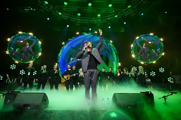 jakov-jozinovikj-go-krena-belgrad-na-noze-i-podari-roza-na-prijovikj-cela-srpska-estrada-mu-dojde-na-koncert-06.jpg