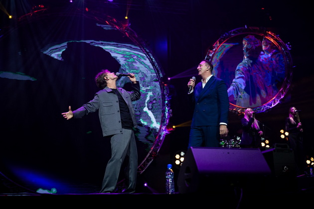 jakov-jozinovikj-go-krena-belgrad-na-noze-i-podari-roza-na-prijovikj-cela-srpska-estrada-mu-dojde-na-koncert-08.jpg