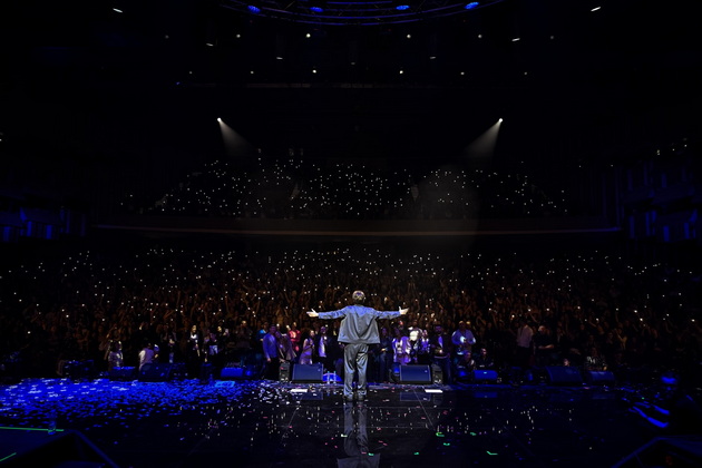 jakov-jozinovikj-go-krena-belgrad-na-noze-i-podari-roza-na-prijovikj-cela-srpska-estrada-mu-dojde-na-koncert-09.jpg
