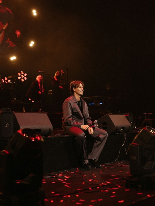jakov-jozinovikj-go-krena-belgrad-na-noze-i-podari-roza-na-prijovikj-cela-srpska-estrada-mu-dojde-na-koncert-10.jpg