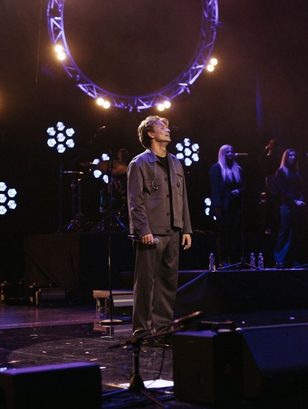 jakov-jozinovikj-go-krena-belgrad-na-noze-i-podari-roza-na-prijovikj-cela-srpska-estrada-mu-dojde-na-koncert-11.jpg