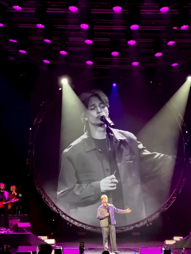 jakov-jozinovikj-go-krena-belgrad-na-noze-i-podari-roza-na-prijovikj-cela-srpska-estrada-mu-dojde-na-koncert-13.jpg