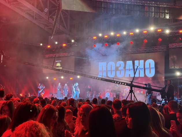 lozano-ja-raznezhni-publikata-na-koncertot-vo-skopje-na-scena-si-sinot-minuta-aplauz-za-dnk-namesto-minuta-molk-05.jpg