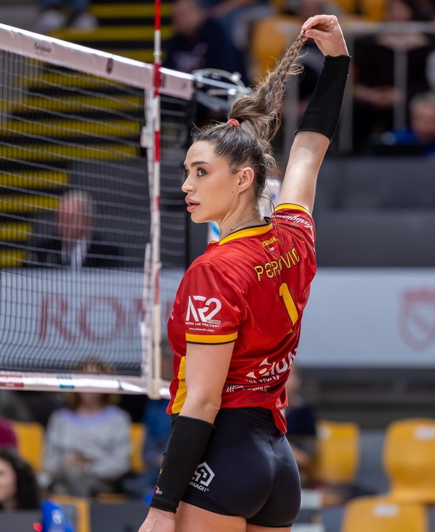 nikoleta-e-najzgodnata-crnogorska-sportistka-mami-vozdishki-so-dolgite-noze-i-polnite-usni-07.jpg