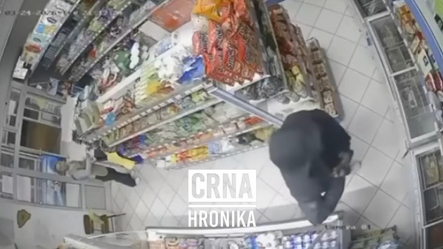 pobednik-na-grand-pobegnal-od-prodavnica-dodeka-zhena-se-borela-so-vooruzhen-napagjach-vperi-pushka-vo-mene-03_copy.jpg