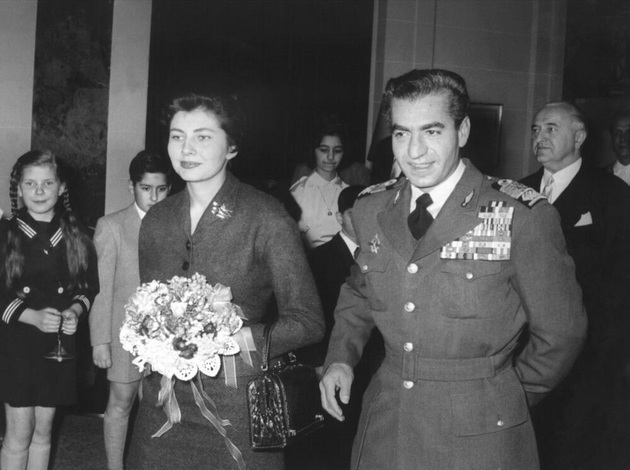 prvata-zhena-mu-izbega-na-vtorata-i-go-skrshi-srceto-so-tretata-izgubi-se-ljubovniot-zhivot-na-posledniot-shah-na-iran-02.jpg