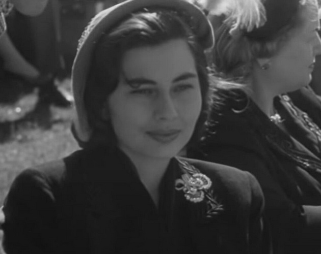 prvata-zhena-mu-izbega-na-vtorata-i-go-skrshi-srceto-so-tretata-izgubi-se-ljubovniot-zhivot-na-posledniot-shah-na-iran-05.jpg