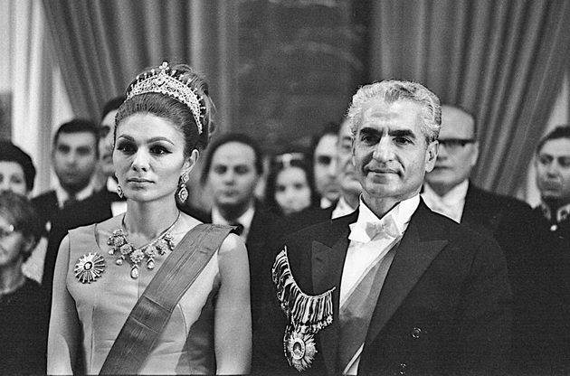 prvata-zhena-mu-izbega-na-vtorata-i-go-skrshi-srceto-so-tretata-izgubi-se-ljubovniot-zhivot-na-posledniot-shah-na-iran-10.jpg