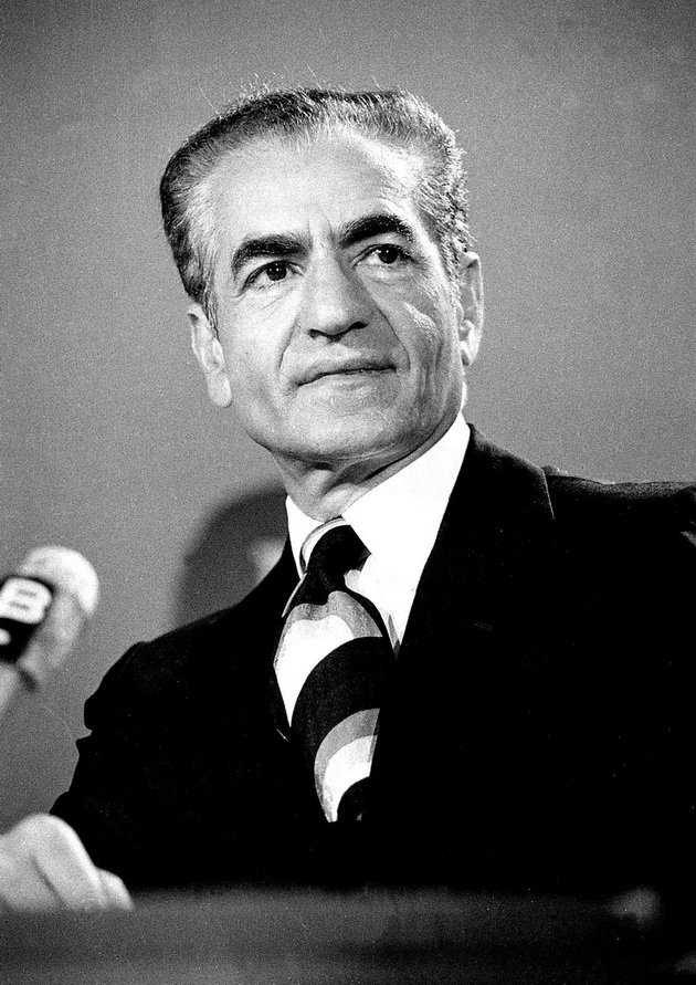 prvata-zhena-mu-izbega-na-vtorata-i-go-skrshi-srceto-so-tretata-izgubi-se-ljubovniot-zhivot-na-posledniot-shah-na-iran-17.jpg