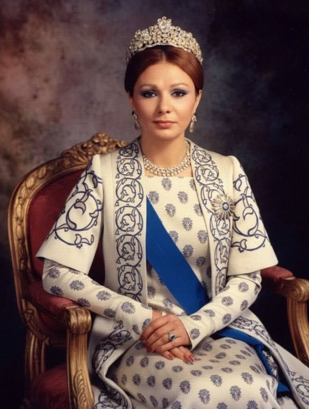 vo-egzil-e-skoro-50-godini-pobegna-od-zemjata-vo-kaput-valentino-koja-e-poslednata-carica-na-iran-07.jpg