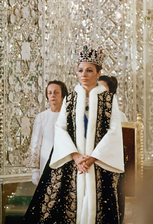 vo-egzil-e-skoro-50-godini-pobegna-od-zemjata-vo-kaput-valentino-koja-e-poslednata-carica-na-iran-10_copy.jpg