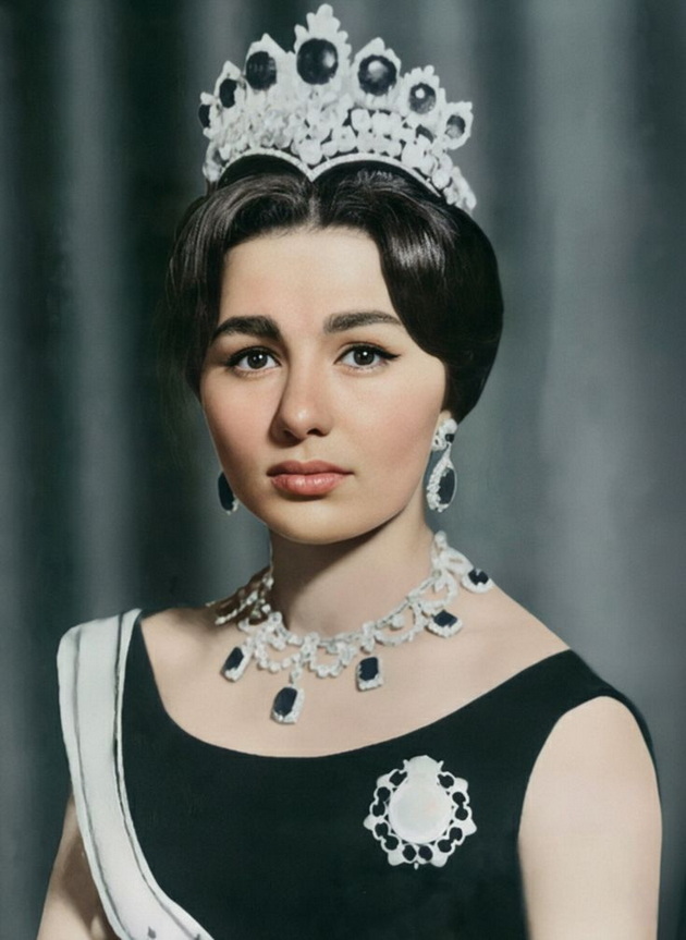 vo-egzil-e-skoro-50-godini-pobegna-od-zemjata-vo-kaput-valentino-koja-e-poslednata-carica-na-iran-12.jpg