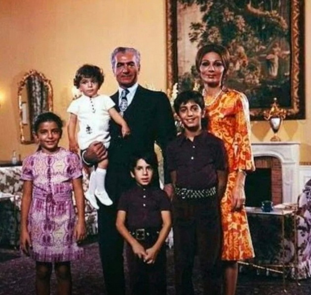 vo-egzil-e-skoro-50-godini-pobegna-od-zemjata-vo-kaput-valentino-koja-e-poslednata-carica-na-iran-20.jpg