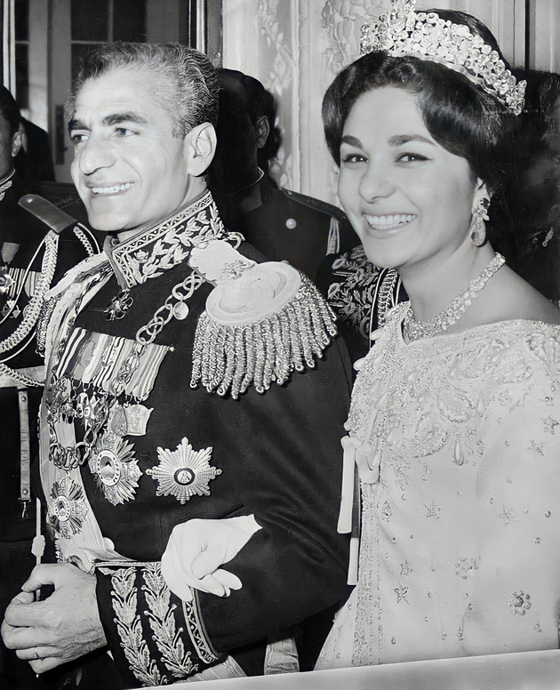 vo-egzil-e-skoro-50-godini-pobegna-od-zemjata-vo-kaput-valentino-koja-e-poslednata-carica-na-iran-22.jpg