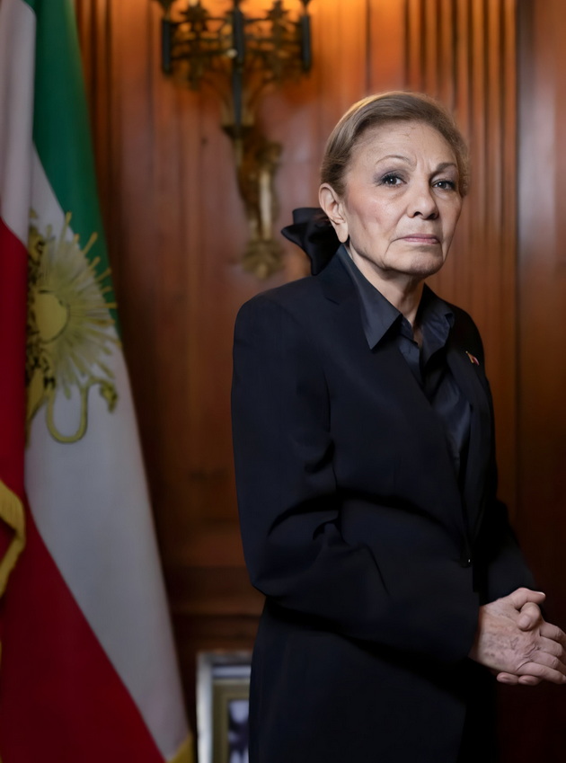 vo-egzil-e-skoro-50-godini-pobegna-od-zemjata-vo-kaput-valentino-koja-e-poslednata-carica-na-iran-23.jpg