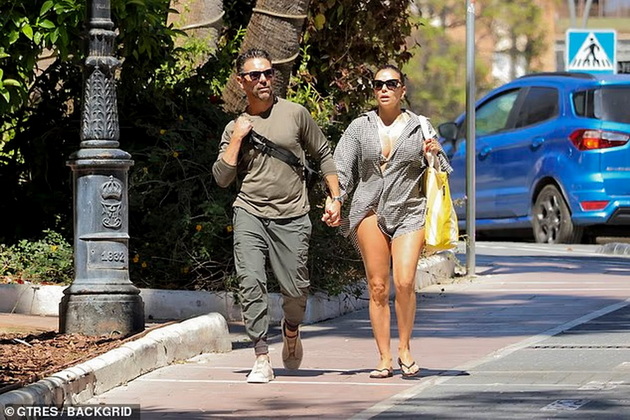 eva-longorija-51-e-zgodna-majka-natovarena-so-igrachki-uzhiva-na-plazha-vo-shpanija-so-sinot-i-soprugot-foto-02_copy.jpg
