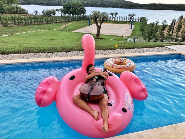 pogled-na-jadransko-more-luksuzen-dvor-so-bazen-dzirnete-vo-vilata-na-stjepan-hauser-koj-beshe-vo-ljubov-so-rozga-09.jpg
