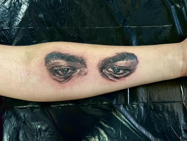 aco-nikolov-tatu-artist-klient-sakashe-da-mu-go-tetoviram-zagrizot-od-zhenata-tetoviram-gradi-na-zheni-po-rak-08.jpg